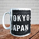 Чашка Tokyo - Japan на тлі Японії прапор з променями