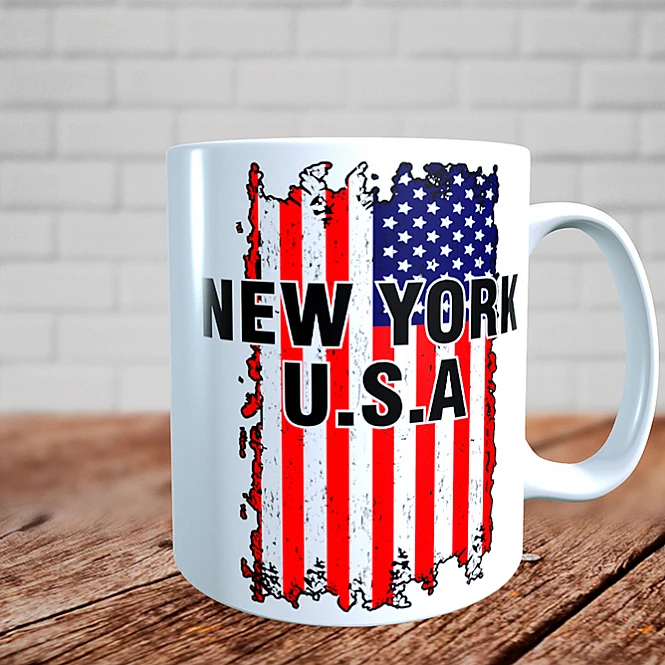 Чашка New York на фоні прапора США